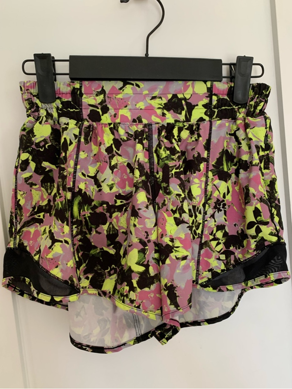 51. Size 4 LULULEMON Patterned Hotty Hot Shorts